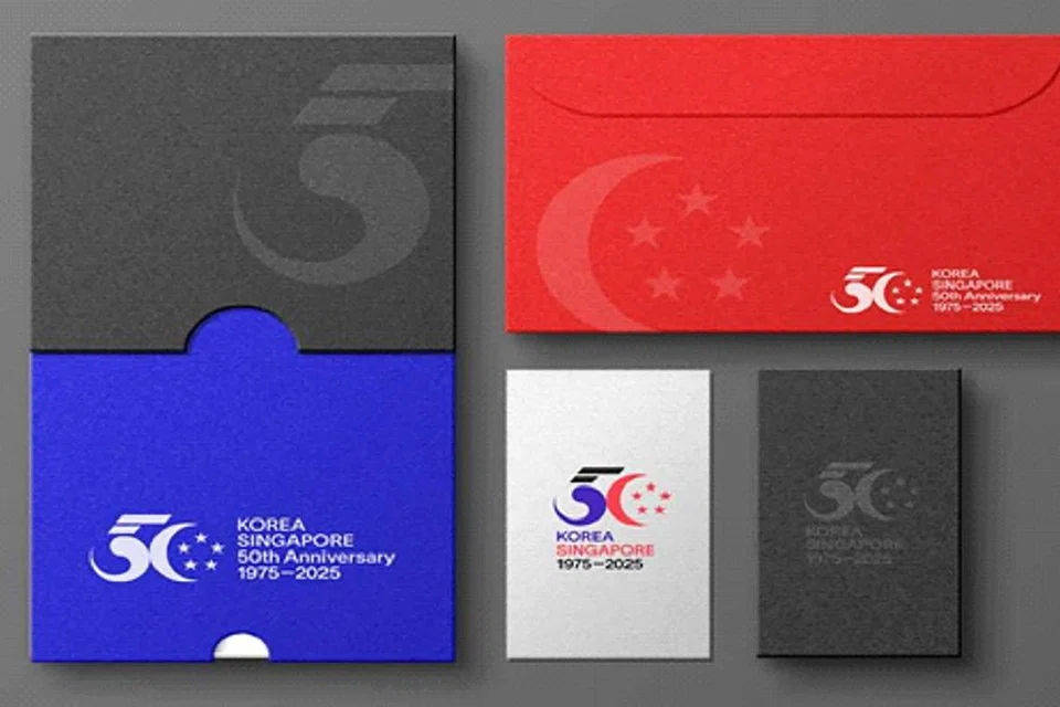 Koleksi barangan yang memaparkan logo menandakan lima dekad persahabatan dan kerjasama antara kededua negara.