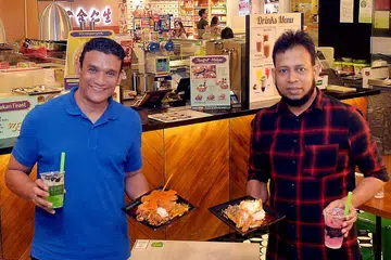 SEMAKIN LARIS: Pengasas Crave Nasi Lemak, Encik Abdul Malik Hassan (kiri), berkata nasi lemaknya semakin laris selepas McDonald's memperkenal makanan Burger Nasi Lemak. Bersama beliau ialah rakan niaganya, Encik Mohamed Rafeek. - Foto-foto fail