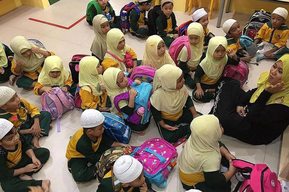 GHAIRAH MULA SEKOLAH: Kanak-kanak tadika Brainy Bunch International Montessori cawangan Hougang tidak sabar berhimpun pada hari pertama sekolah. - Foto BRAINY BUNCH INTERNATIONAL MONTESSORI 
