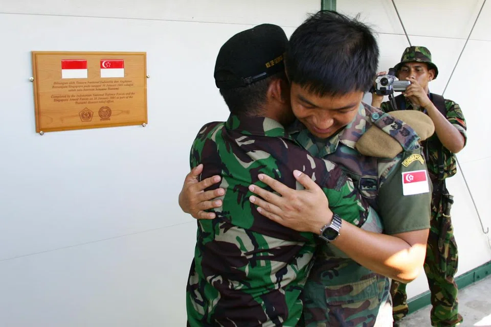 Encik Tan Chuan-Jin (kanan), yang ketika itu komander pasukan sokongan bantuan kemanusiaan Angkatan Bersenjata Singapura (SAF), didakap Kolonel Geerhan Lantara, pegawai tertinggi Tentera Nasional Indonesia (TNI) di Meulaboh, selepas Singapura mengakhiri usaha bantuan mereka di Aceh. 