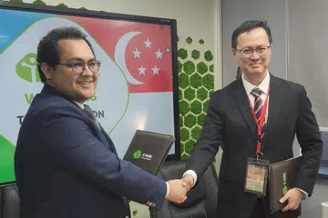 PELUANG BARU: Pengasas dan ketua pegawai eksekutif (CEO) G-EMx Technologies, Encik Asmadi Ahmad (kanan), bersama Timbalan Pengarah Taman IT Uzbekistan, Encik Jahongir Radjabov, setelah menandatangani memorandum persefahaman (MOU).