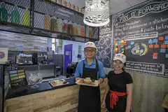 TIDAK LAGI RASA MALU: Encik Muhammad Muhaimin Mohd Afandi mampu menyesuaikan diri di dapur Kafe Mystical dan dengan mereka yang melanggani kafe yang diuruskan Pusat bagi Golongan Dewasa (CFA), Persatuan Golongan Keperluan Khas (APSN), berkat bimbingan Cik Nur Suriani Lamri. - Foto BM oleh IQBAL FAIZAL