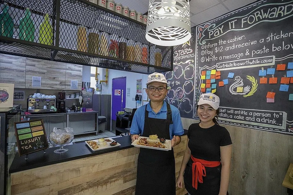 TIDAK LAGI RASA MALU: Encik Muhammad Muhaimin Mohd Afandi mampu menyesuaikan diri di dapur Kafe Mystical dan dengan mereka yang melanggani kafe yang diuruskan Pusat bagi Golongan Dewasa (CFA), Persatuan Golongan Keperluan Khas (APSN), berkat bimbingan Cik Nur Suriani Lamri. - Foto BM oleh IQBAL FAIZAL