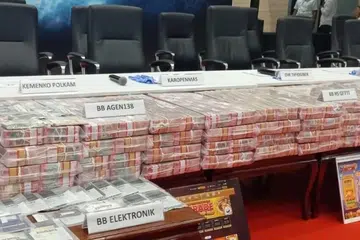 Wang tunai yang dirampas daripada kes pengubahan wang haram berkaitan perjudian dalam talian semasa sidang media di Ibu Pejabat Badan Siasatan Jenayah Polis Negara (Bareskrim) di Jakarta pada 7 Mei. 