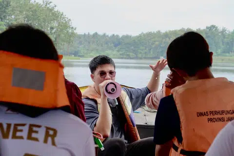 Sekilas teknik kejuruteraan yang digunakan Empangan Karangkrates disampaikan oleh siswa Universitas Brawijaya (UB) Encik Felix Poerwo (tengah) kepada rombongan Universiti Nasional Singapura (NUS).                               