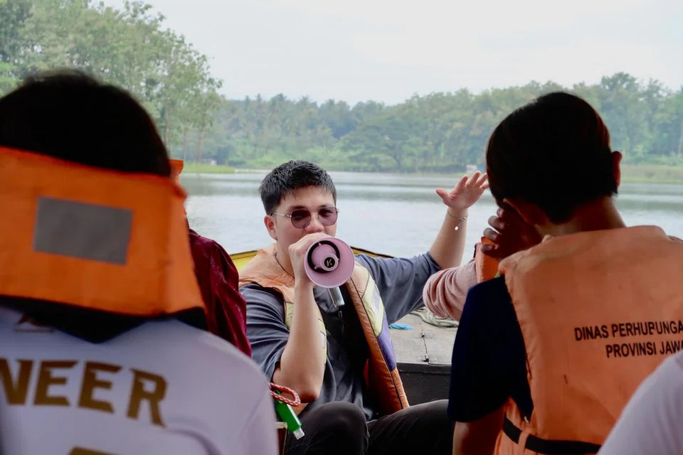 Sekilas teknik kejuruteraan yang digunakan Empangan Karangkrates disampaikan oleh siswa Universitas Brawijaya (UB) Encik Felix Poerwo (tengah) kepada rombongan Universiti Nasional Singapura (NUS).                               