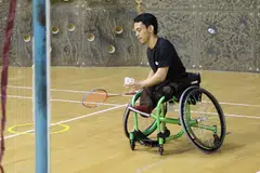 PERKASA DIRI DENGAN BADMINTON: Encik Akram Ramadan Misrawi, yang mengalami displasia rangka atau pertumbuhan tulang dan rawan tangan serta kaki yang terjejas, teruja dapat mewakili negara dalam sukan badminton berkerusi roda. - Foto POLITEKNIK NANYANG