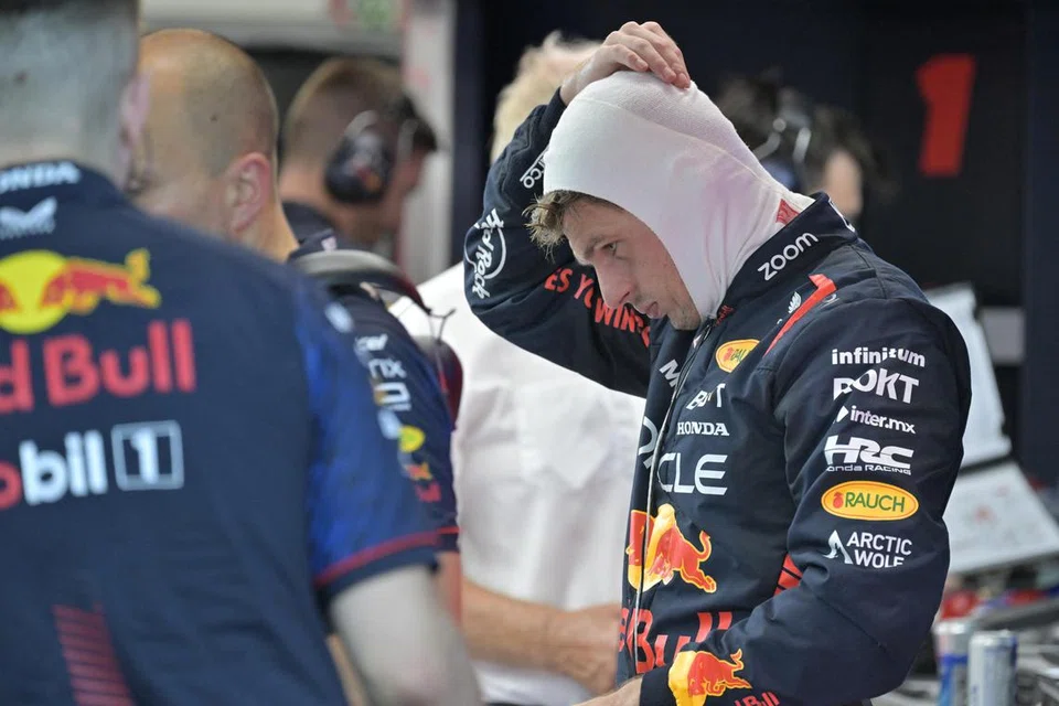 TUMPUAN  PERHATIAN: Juara bertahan Max Verstappen (kanan) semasa sesi latihan pada Sabtu. 