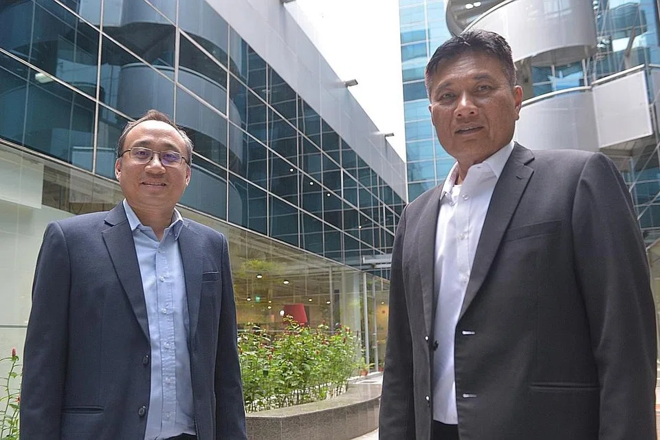 TEMBUSI PASARAN TEKNOLOGI TERKINI: Encik Abu Bakar (kanan) bersama salah seorang kakitangan kanannya, CEO Forward Vision Encik Wong Ju Han. Encik Abu Bakar berkata dengan pengkomputeran awan seseorang tidak terikat dengan rintangan fizikal kerana dengan menyimpan data dalam 'cloud', ia mampu mencipta banyak peluang baru. - Foto-foto BM oleh FAKHRURADZI ISMAIL, ABU BAKAR MOHD NOR