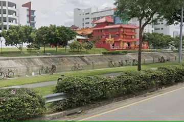 Seorang penunggang basikal maut tiga hari selepas diserang tebuan berdekatan dengan Kuil ‘God of Wealth’ di Sembawang pada 2022.
