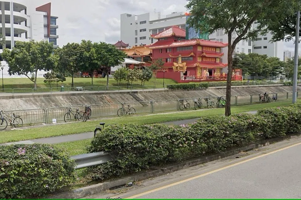 Seorang penunggang basikal maut tiga hari selepas diserang tebuan berdekatan dengan Kuil ‘God of Wealth’ di Sembawang pada 2022.