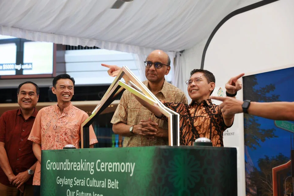 LANCAR KERJA NAIK TARAF: Menteri Kanan merangkap Menteri Penyelaras bagi Dasar Sosial, Encik Tharman Shanmugaratnam (ketiga dari kiri) bersama-sama Menteri di Pejabat Perdana Menteri yang juga Menteri Kedua (Ehwal Luar merangkap Pendidikan), Dr Mohamad Maliki Osman (kanan), semasa pelancaran gerbang ikonik Geylang Serai yang akan dibina di persimpangan Geyang Road dengan Joo Chiat Road sebahagian kerja naik taraf kawasan itu.