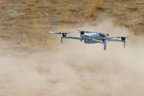 Skydio X10, sebuah dron komersial dari Amerika Syarikat yang diubah suai untuk ujian Angkatan Bersenjata Singapura (SAF), menggunakan pengemudian berasaskan penglihatan dengan keupayaan mengelak halangan, tanpa bergantung pada GPS. Ia dilengkapi dengan sensor di sekeliling ‘badannya’, membolehkannya mengesan halangan dari semua arah – depan, belakang, kiri, kanan, atas dan bawah. Dengan liputan penuh ini, dron dapat terbang dengan lebih selamat di kawasan yang kompleks seperti bandar atau hutan kerana ia mampu mengelakkan perlanggaran secara automatik tanpa memerlukan kawalan manual yang berterusan. Sistem navigasi berasaskan penglihatan membolehkan dron ‘zoom’ sehingga 128 kali ganda untuk meninjau kawasan dan mengenal pasti kedudukan ‘musuh’ berpotensi. Skydio x10 berukuran 31.1 inci × 25.6 inci × 5.7 inci (79.0 sentimeter (cm) × 65.0 cm × 14.5 cm) apabila dibuka luas, dan 13.8 inci × 6.5 inci × 4.7 inci (35.05 cm × 16.51 cm × 11.94 cm) apabila dilipat tanpa bateri.