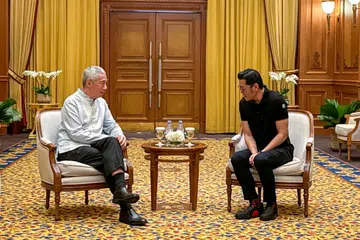 KUKUH KERJASAMA: Perdana Menteri, Encik Lee Hsien Loong (paling kiri), bertemu Raja Jigme Khesar Namgyel Wangchuck semasa lawatannya ke Brunei dari 13 hingga 15 Januari bagi menghadiri Majlis Pernikahan Diraja Brunei, Putera Abdul Mateen Bolkiah, bersama isterinya, Dayang Anisha Rosnah Adam.