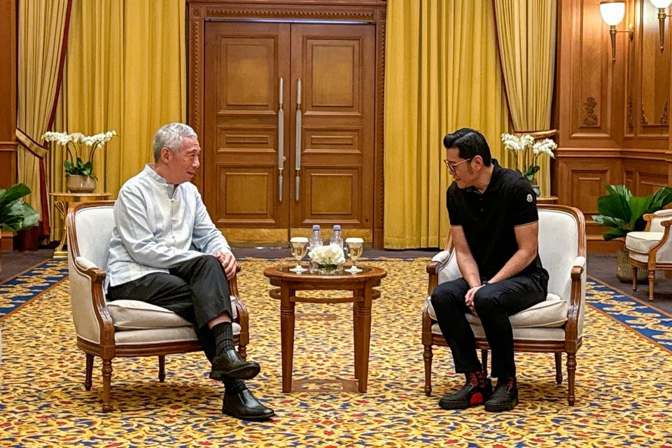 KUKUH KERJASAMA: Perdana Menteri, Encik Lee Hsien Loong (paling kiri), bertemu Raja Jigme Khesar Namgyel Wangchuck semasa lawatannya ke Brunei dari 13 hingga 15 Januari bagi menghadiri Majlis Pernikahan Diraja Brunei, Putera Abdul Mateen Bolkiah, bersama isterinya, Dayang Anisha Rosnah Adam.