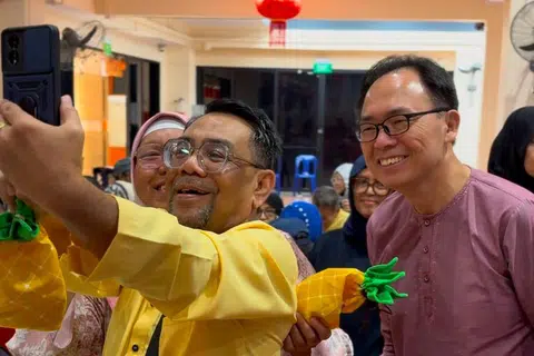 Penasihat Akar Umbi Bukit Panjang, Encik Liang Eng Hwa (kanan), menyertai penduduk warga emas Bukit Panjang dalam sesi makan tengah hari beramai-ramai di Kelab Masyarakat Bukit Panjang pada 15 Februari.