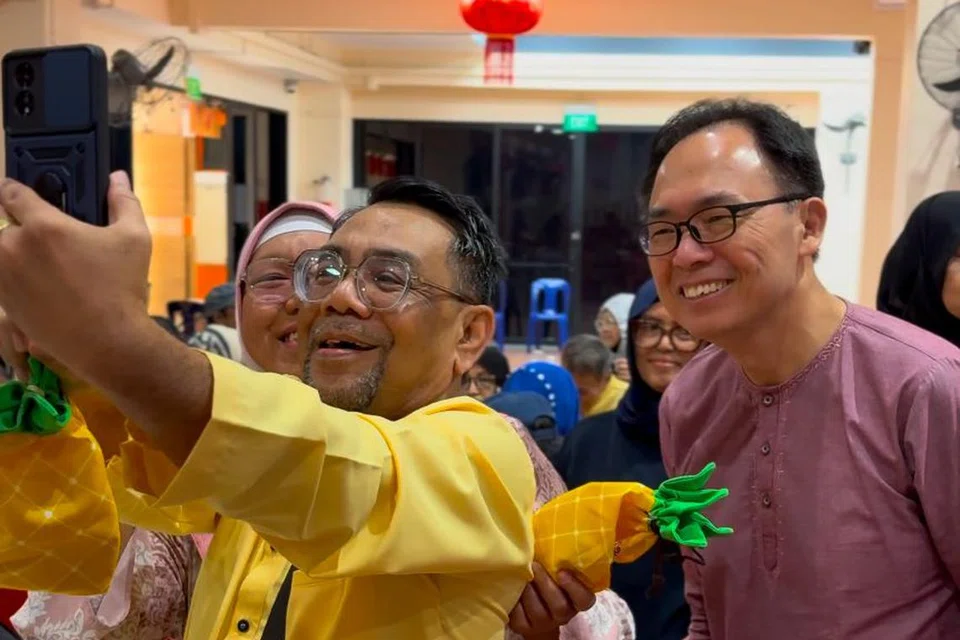 Penasihat Akar Umbi Bukit Panjang, Encik Liang Eng Hwa (kanan), menyertai penduduk warga emas Bukit Panjang dalam sesi makan tengah hari beramai-ramai di Kelab Masyarakat Bukit Panjang pada 15 Februari.