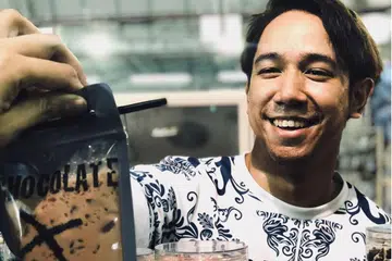 TAUKE BISKUT DAN COKLAT AIS: Sufi Rashid berehat daripada kerjaya nyanyian sepanjang Ramadan demi menumpukan perhatian pada perniagaan biskut Krispy Krunchee dan minuman coklat ais yang semakin berkembang. - Foto ihsan SUFI RASHID