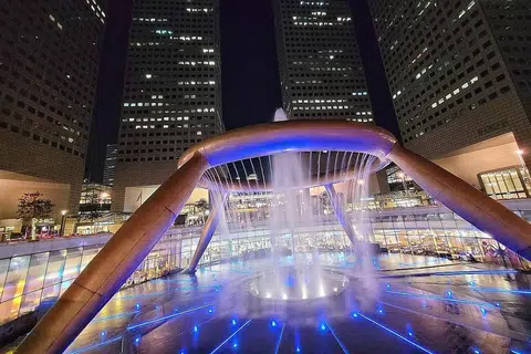 SINARAN BIRU DI SUNTEC CITY RAI HARI KANSER SEDUNIA:Pancuran Fountain of Wealth di Suntec City disinari cahaya biru pada 4 Februari lalu sempena Hari Kanser Sedunia. Ia satu inisiatif Kesatuan bagi Kawalan Kanser Antarabangsa (UICC) sebagai memperingati ketabahan dan keberanian pesakit kanser. Pancuran itu antara 15 bangunan di Singapura selain The Fullerton Hotel, Gardens by the Bay, Ion Orchard dan Galeri Nasional Singapura yang dinyalakan pada hari itu. Banyak bangunan di seluruh dunia melakukan yang sama - disinari lampu perang dan biru - sebagai tindakan simbolik terhadap usaha berterusan melawan kanser. - Foto BH oleh ARIFFIN JAMAR