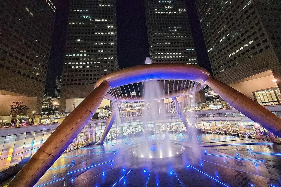 SINARAN BIRU DI SUNTEC CITY RAI HARI KANSER SEDUNIA:Pancuran Fountain of Wealth di Suntec City disinari cahaya biru pada 4 Februari lalu sempena Hari Kanser Sedunia. Ia satu inisiatif Kesatuan bagi Kawalan Kanser Antarabangsa (UICC) sebagai memperingati ketabahan dan keberanian pesakit kanser. Pancuran itu antara 15 bangunan di Singapura selain The Fullerton Hotel, Gardens by the Bay, Ion Orchard dan Galeri Nasional Singapura yang dinyalakan pada hari itu. Banyak bangunan di seluruh dunia melakukan yang sama - disinari lampu perang dan biru - sebagai tindakan simbolik terhadap usaha berterusan melawan kanser. - Foto BH oleh ARIFFIN JAMAR