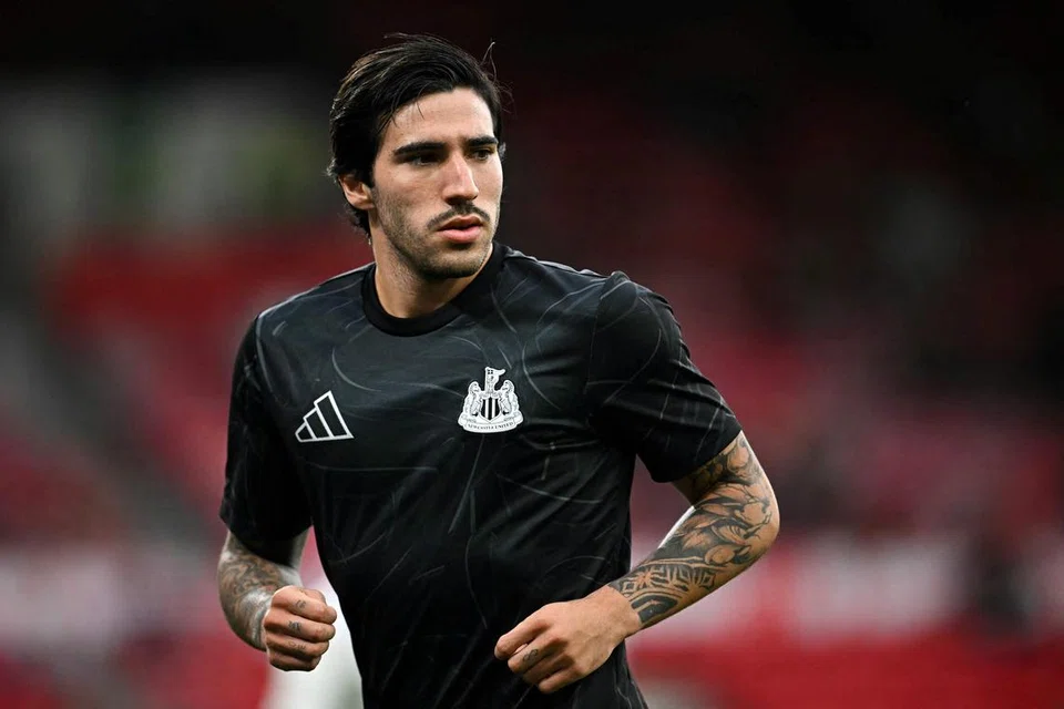 Pemain tengah Newcastle, Sandro Tonali, kembali beraksi untuk kelabnya semula selepas dikenakan hukuman penggantungan 10 bulan akibat melanggar peraturan pertaruhan. 