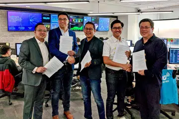 SEMAKIN BERKEMBANG: Encik Mohamad Farid Mohd Noor (tiga dari kanan) berjabat tangan dengan rakan niaganya yang juga Ketua Pegawai Operasi (COO) WalletKu, Encik Tri Putra Permadi dan pengasas dan pengerusi TNG, Encik Alex Kong (paling kanan). - Foto PT WALLETKU INDOMPET INDONESIA