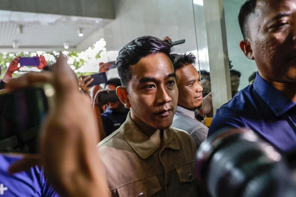 JAWAB TUDUHAN: Anak sulung Presiden Indonesia, Encik Joko Widodo yang juga, calon naib presiden, Encik Gibran Rakabuming Raka, ketika hadir memberi keterangan kepada Badan Pengawas Pilihan Raya Umum (Bawaslu) di Jakarta pada 3 Januari.