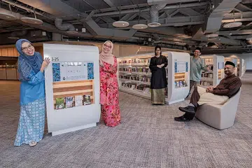 ANJUR PROGRAM: Timbalan Pengarah dan Pustakawan Utama (Bahasa Melayu) di jabatan Perancangan Koleksi dan Pembangunan NLB, Cik Zubaidah Mohsen (dua dari kiri), bersama pasukannya (dari kiri) pustakawan (Bahasa Melayu) Cik Nur Fitri Muhammad Syafran, Cik Ashiqin Ramadan, Encik Herman Rothman dan Encik Shahril Abdullah menganjurkan program seperti kelab membaca dan ceramah tentang warisan dan budaya Melayu, yang bertujuan menggalak kanak-kanak, belia dan orang dewasa untuk membaca dan belajar dalam bahasa Melayu. - Foto-foto BM oleh NUR DIYANA TAHA