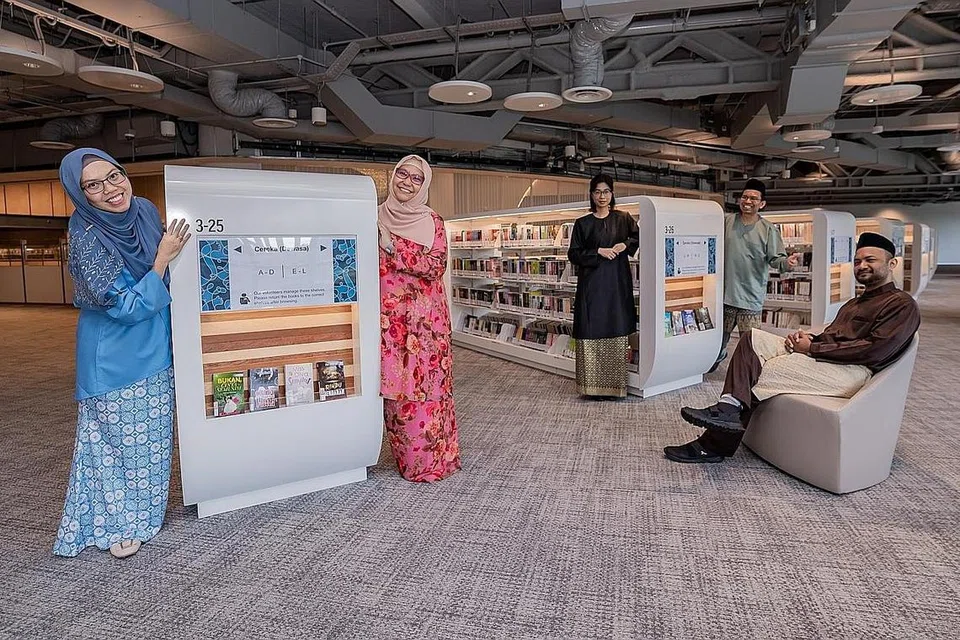 ANJUR PROGRAM: Timbalan Pengarah dan Pustakawan Utama (Bahasa Melayu) di jabatan Perancangan Koleksi dan Pembangunan NLB, Cik Zubaidah Mohsen (dua dari kiri), bersama pasukannya (dari kiri) pustakawan (Bahasa Melayu) Cik Nur Fitri Muhammad Syafran, Cik Ashiqin Ramadan, Encik Herman Rothman dan Encik Shahril Abdullah menganjurkan program seperti kelab membaca dan ceramah tentang warisan dan budaya Melayu, yang bertujuan menggalak kanak-kanak, belia dan orang dewasa untuk membaca dan belajar dalam bahasa Melayu. - Foto-foto BM oleh NUR DIYANA TAHA