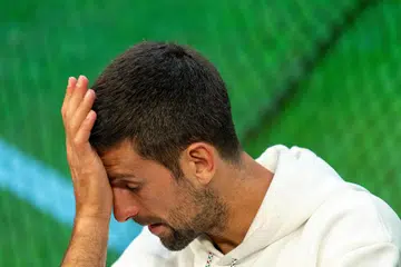 AIR MATA BERGUGURAN: Novak Djokovic tidak dapat menahan emosi selepas tewas kepada pemain nombor satu dunia, Carlos Alcaraz.