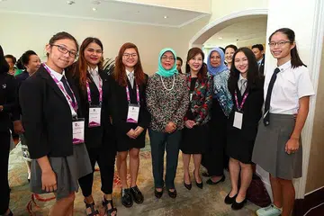 PERKASA WANITA: Presiden Halimah Yacob (empat dari kiri) bergambar dengan peserta Forum Asean mengenai Pemerkasaan Ekonomi Wanita semalam. - Foto MCI