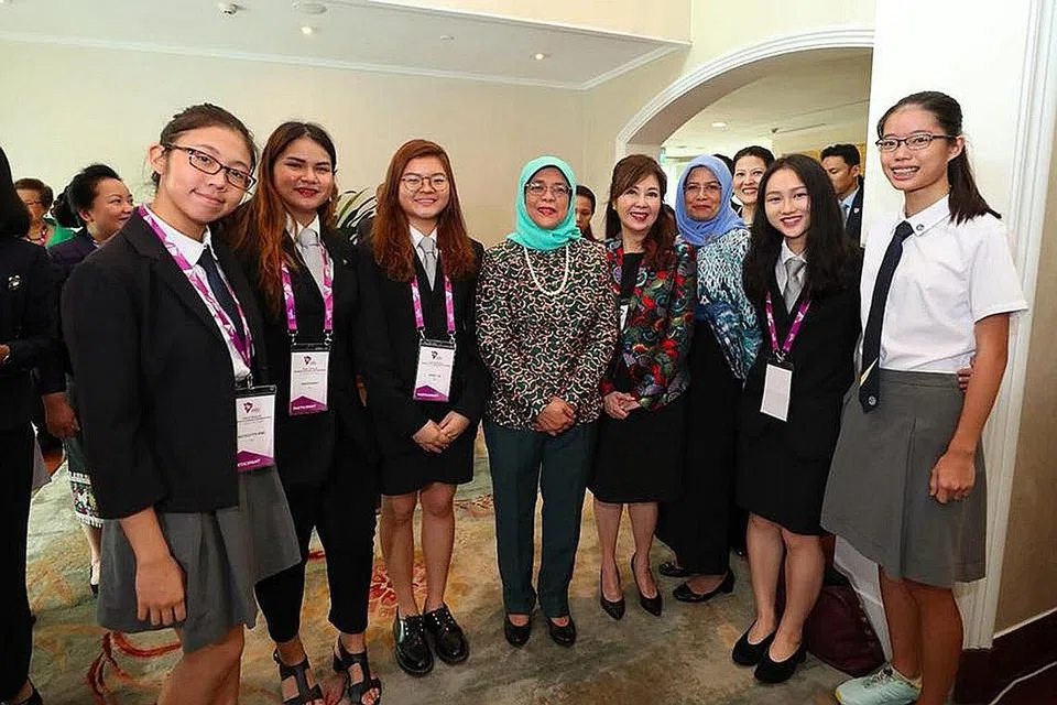 PERKASA WANITA: Presiden Halimah Yacob (empat dari kiri) bergambar dengan peserta Forum Asean mengenai Pemerkasaan Ekonomi Wanita semalam. - Foto MCI