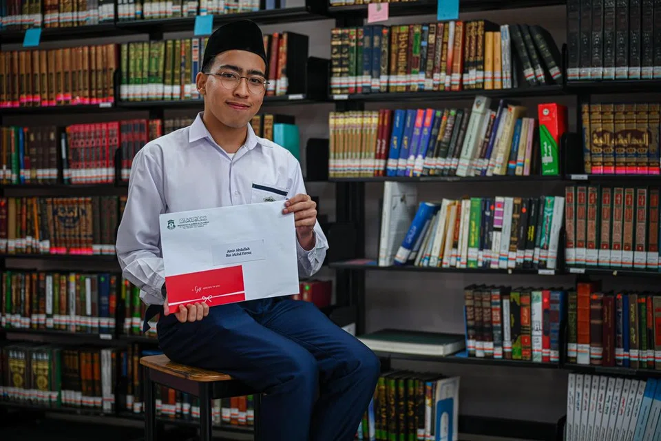 PELAJAR CEMERLANG: Amir Abdullah Mohd Firoze, berjaya meraih antara lima tempat teratas di Madrasah Aljunied Al-Islamiah.