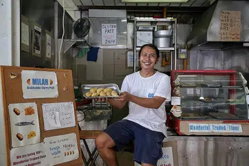 ANEKA PERISA: Encik Hafez minat menjual dan mereka pelbagai perisa epok-epok dengan inti yang tidak tradisional. - Foto BH oleh KEVIN LIM