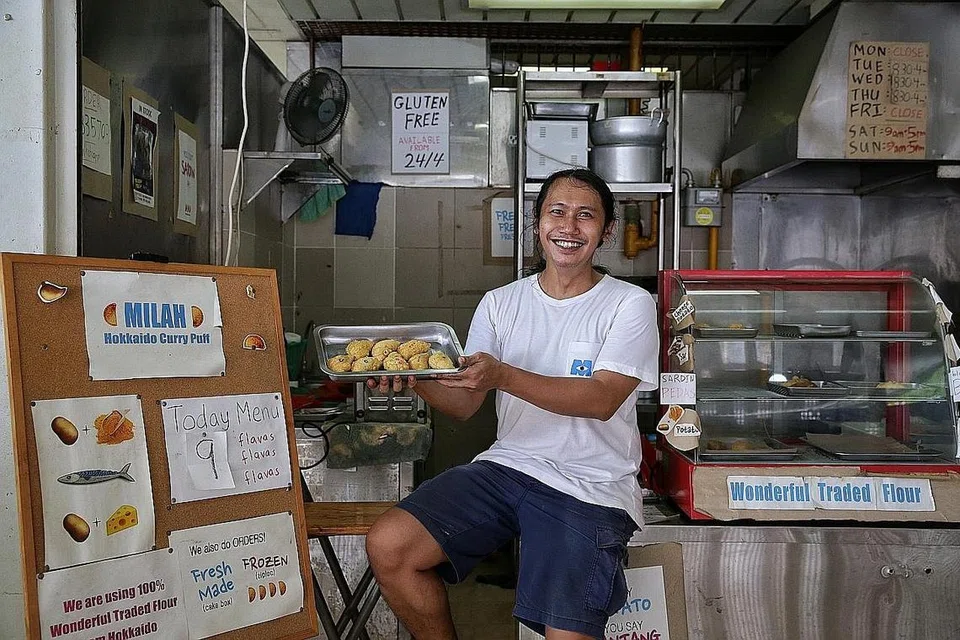 ANEKA PERISA: Encik Hafez minat menjual dan mereka pelbagai perisa epok-epok dengan inti yang tidak tradisional. - Foto BH oleh KEVIN LIM