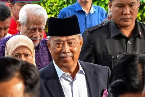 Mantan Perdana Menteri Malaysia yang juga Pengerusi Perikatan Nasional (PN), Tan Sri Muhyiddin Yassin (tengah), dihadapkan ke mahkamah atas tuduhan menghasut dengan menyentuh kewibawaan mantan Yang di-Pertuan Agong Ke-16, Sultan Abdullah Ahmad Shah.