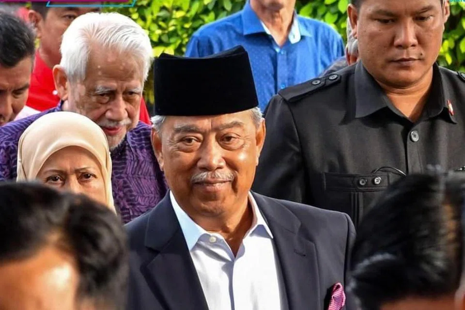 Mantan Perdana Menteri Malaysia yang juga Pengerusi Perikatan Nasional (PN), Tan Sri Muhyiddin Yassin (tengah), dihadapkan ke mahkamah atas tuduhan menghasut dengan menyentuh kewibawaan mantan Yang di-Pertuan Agong Ke-16, Sultan Abdullah Ahmad Shah.