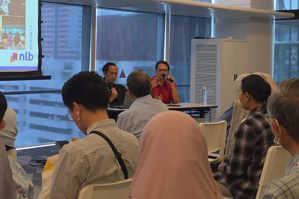 Pustakawan kanan, Encik Mazelan Anuar (kiri), serta pendidik dan pengkaji tulisan Jawi, Dr Hirman Mohamed Khamis (kanan), mengendalikan sesi soal jawab membincangkan cabaran dan peluang bagi masa depan tulisan Jawi pada 16 Ogos. 