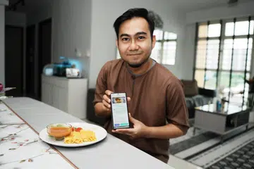 Encik Razil Zulkarnain Taha,seorang jurutera perisian, merupakan pencipta aplikasi HalalSnap. Bagi aplikasi tersebut, pengguna hanya perlu mengambil gambar sesuatu produk contohnya makanan hingga ke barangan peribadi, dan aplikasi tersebut akan senaraikan tahap halal sesuatu produk itu serta penjelasan menurut faktor-faktor seperti bahan-bahan hingga penjelasan menurut mazhab-mazhab yang berbeza.