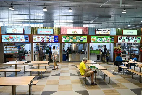 Sebanyak tujuh gerai halal dibuka oleh syarikat, Fei Siong Group, di Pusat Penjaja Woodleigh Village pada 5 September. 
