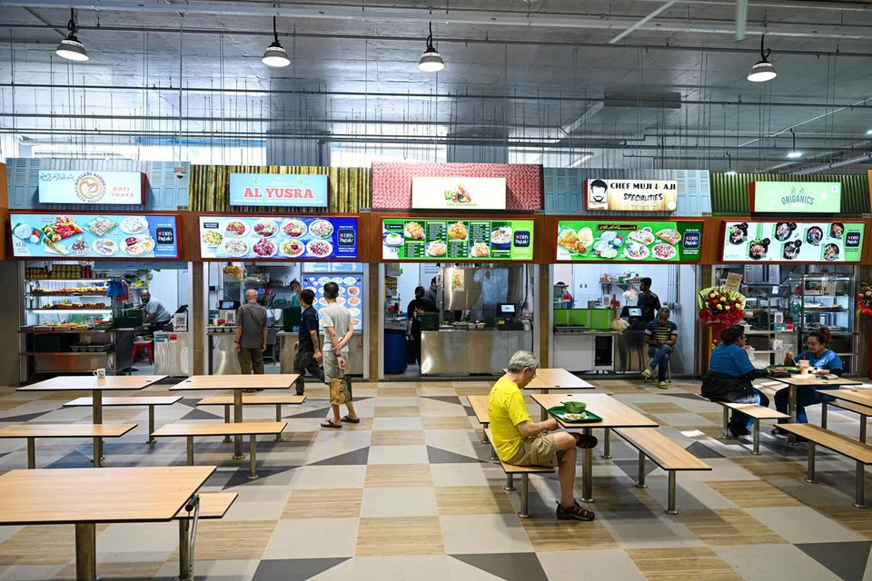 Sebanyak tujuh gerai halal dibuka oleh syarikat, Fei Siong Group, di Pusat Penjaja Woodleigh Village pada 5 September. 