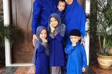 RINDU: Encik Mohd Shahrul Faizie Zaini, bersama isterinya, Cik Noorsyuhada Mohamed Salleh, dan anak mereka - Iman Nabeeha, 10 tahun; Iman Nafeesa, enam tahun; Iman Naufal, lima tahun; dan Iman Nafees, tiga tahun - pada Syawal 2019. Terakhir mereka bertemu ialah Februari tahun lalu. - Foto ihsan MOHD SHAHRUL FAIZIE ZAINI