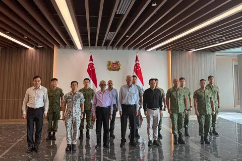 Menteri Pembangunan Sosial dan Keluarga merangkap Menteri Kedua Kesihatan, Encik Masagos Zulkifli Masagos Mohamad (barisan pertama, tiga dari kiri), bertemu dengan pasukan awal terdiri daripada lapan anggota Angkatan Bersenjata Singapura (SAF) dan seorang kakitangan Kementerian Kesihatan (MOH) di bangunan Kementerian Pertahanan (Mindef). Turut bersama, Menteri Pertahanan, Dr Ng Eng Hen (barisan pertama, empat dari kiri), dan Menteri Negara Kanan (Pertahanan merangkap Tenaga Manusia), Encik Zaqy Mohamad (barisan pertama, tiga dari kanan), pada 16 April.