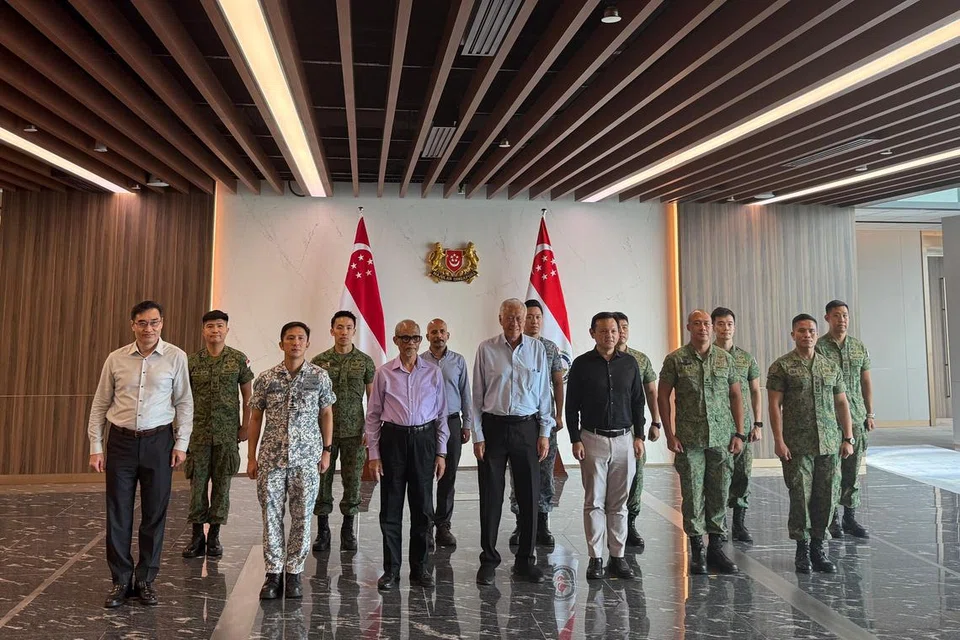 Menteri Pembangunan Sosial dan Keluarga merangkap Menteri Kedua Kesihatan, Encik Masagos Zulkifli Masagos Mohamad (barisan pertama, tiga dari kiri), bertemu dengan pasukan awal terdiri daripada lapan anggota Angkatan Bersenjata Singapura (SAF) dan seorang kakitangan Kementerian Kesihatan (MOH) di bangunan Kementerian Pertahanan (Mindef). Turut bersama, Menteri Pertahanan, Dr Ng Eng Hen (barisan pertama, empat dari kiri), dan Menteri Negara Kanan (Pertahanan merangkap Tenaga Manusia), Encik Zaqy Mohamad (barisan pertama, tiga dari kanan), pada 16 April.