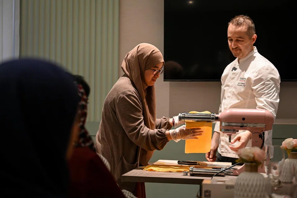 Para peserta bengkel diajar cara menguli doh sehingga menghasilkan kepingan tagliolini yang halus, sebelum ia dipotong. 