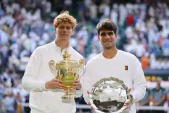 Bintang tenis, Jannik Sinner (kiri), menjulang Piala Wimbledon pertamanya selepas menewaskan Alcaraz (kanan) dalam perlawanan akhir yang mendebarkan di All England Club, pada 13 Julai. 
