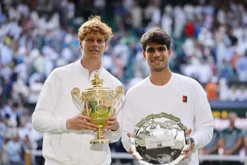 Bintang tenis, Jannik Sinner (kiri), menjulang Piala Wimbledon pertamanya selepas menewaskan Alcaraz (kanan) dalam perlawanan akhir yang mendebarkan di All England Club, pada 13 Julai. 