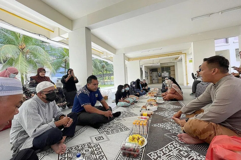 ERATKAN SILATURRAHIM: Masjid Al-Istighfar telah bekerjasama dengan M3 Pasir Ris-Punggol dalam menganjurkan 'Kenduri di Bawah Blok'. Turut hadir dalm majlis itu Anggota Parlimen (AP) GRC Pasir Ris-Punggol, Encik Sharael Taha (baju biru). - Foto ihsan SHARAEL TAHA.