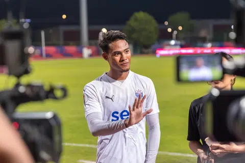 Bek kanan Lion City Sailors, Akram Azman, merupakan antara pemain yang dipanggil untuk mewakili pasukan Singapura buat kali pertama. Beliau menantikan peluang untuk bermain dalam perlawanan persahabatan menentang Nepal pada 21 Mac dan juga Hong Kong pada 25 Mac untuk perlawanan kelayakan Piala Asia Konfederasi Bola Sepak Asia (AFC) Saudi Arabia 2027.