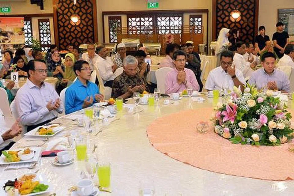 HADIRI MAJLIS: (Dari kiri) Cik Halimah Yacob, Dr Yaacob Ibrahim, Dr Mohd Hasbi Abu Bakar, Dr Mohd Maliki Osman, Encik Hawazi Daipi, Dr Faishal Ibrahim, Encik Zainudin Nordin, Encik Amrin Amin dan Encik Saktiandi Supaat di majlis Hi-Tea anjuran Jamiyah. - Foto KHALID BABA